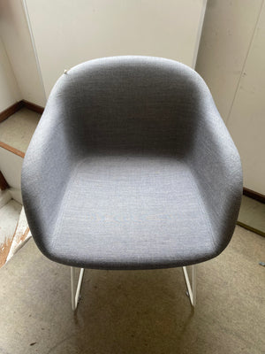 Tweedekansje Muuto Fiber eetkamerstoel met arm Wit gestoffeerd Remix 133 vierpoot staal