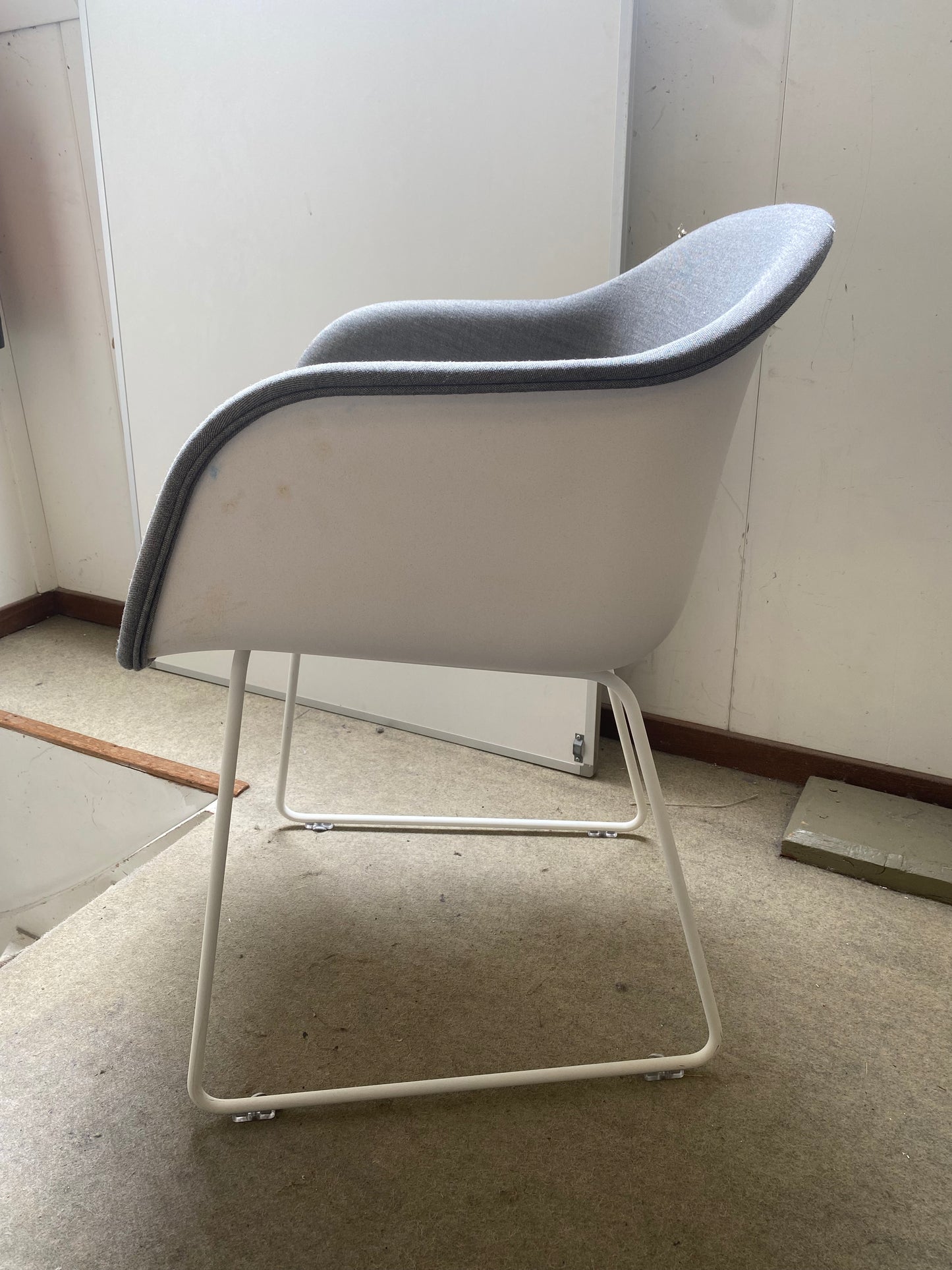 Tweedekansje Muuto Fiber eetkamerstoel met arm Wit gestoffeerd Remix 133 vierpoot staal