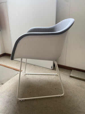 Tweedekansje Muuto Fiber eetkamerstoel met arm Wit gestoffeerd Remix 133 vierpoot staal
