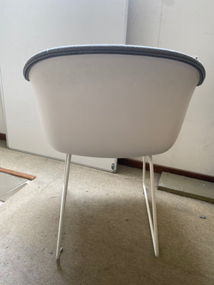Tweedekansje Muuto Fiber eetkamerstoel met arm Wit gestoffeerd Remix 133 vierpoot staal