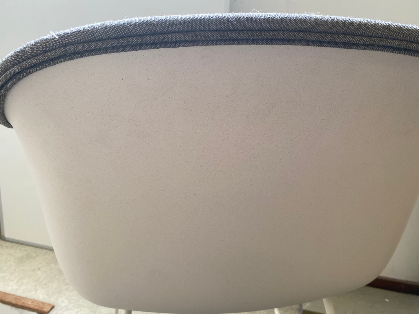 Tweedekansje Muuto Fiber eetkamerstoel met arm Wit gestoffeerd Remix 133 vierpoot staal