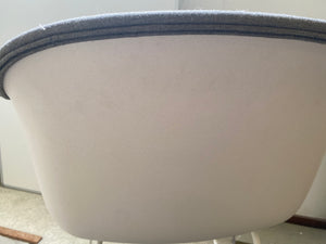 Tweedekansje Muuto Fiber eetkamerstoel met arm Wit gestoffeerd Remix 133 vierpoot staal