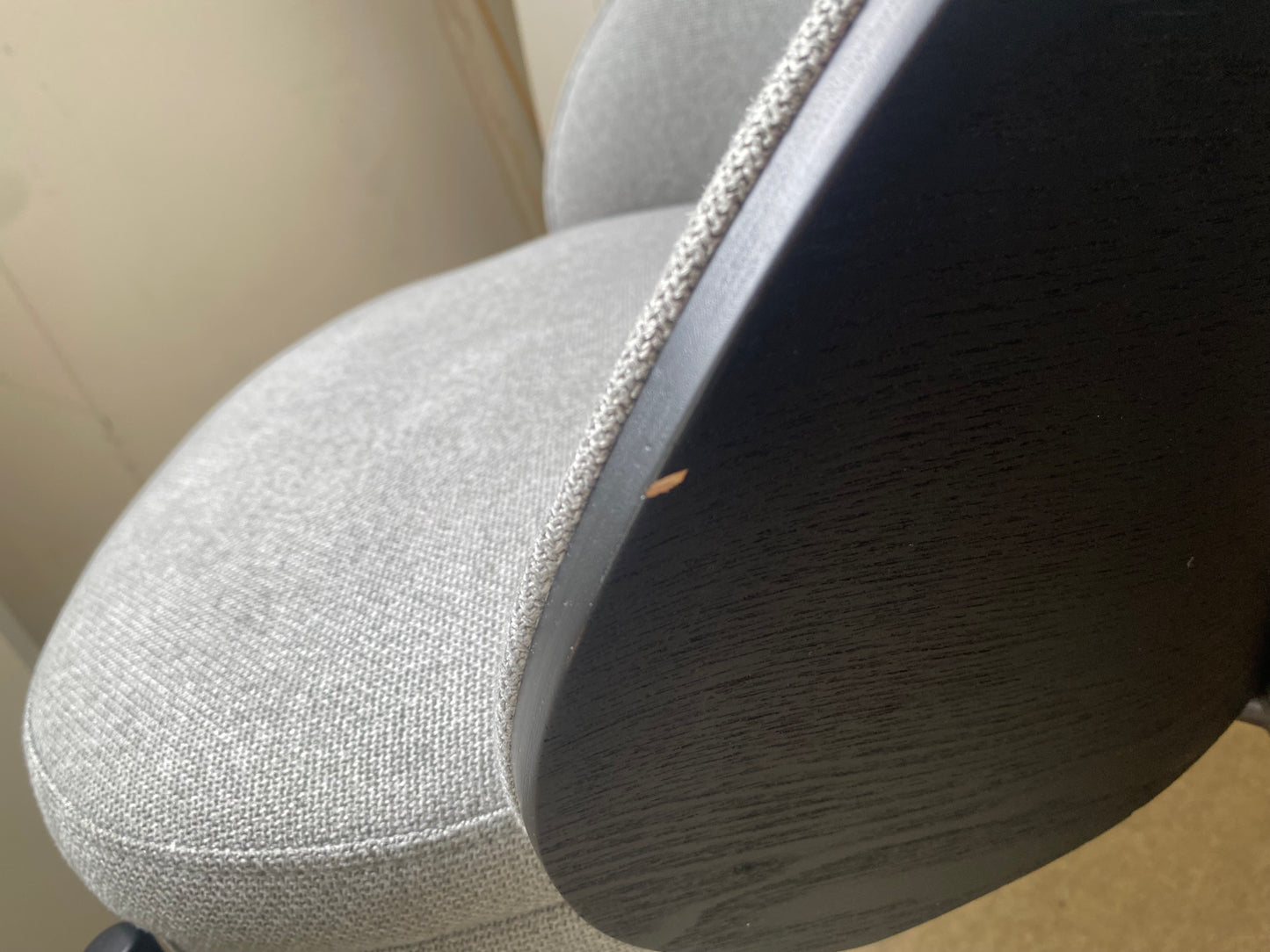 Tweedekansje Kave Home Eamy eetkamerstoel chenille Lichtgrijs/Zwart