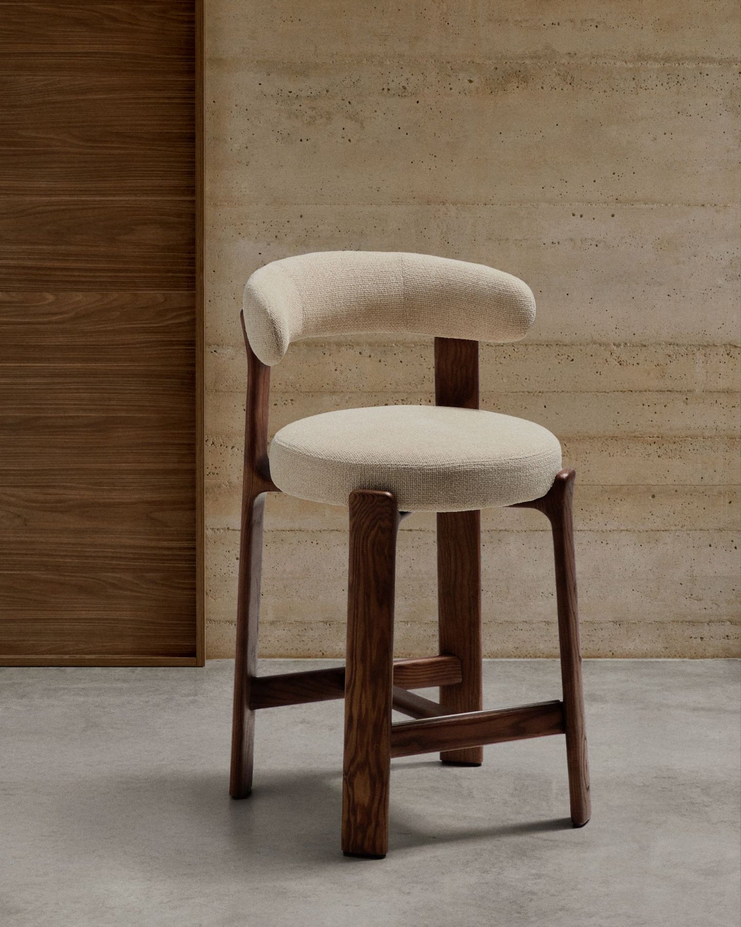 Kave Home Granite barkruk H65 chenille Beige/walnoot