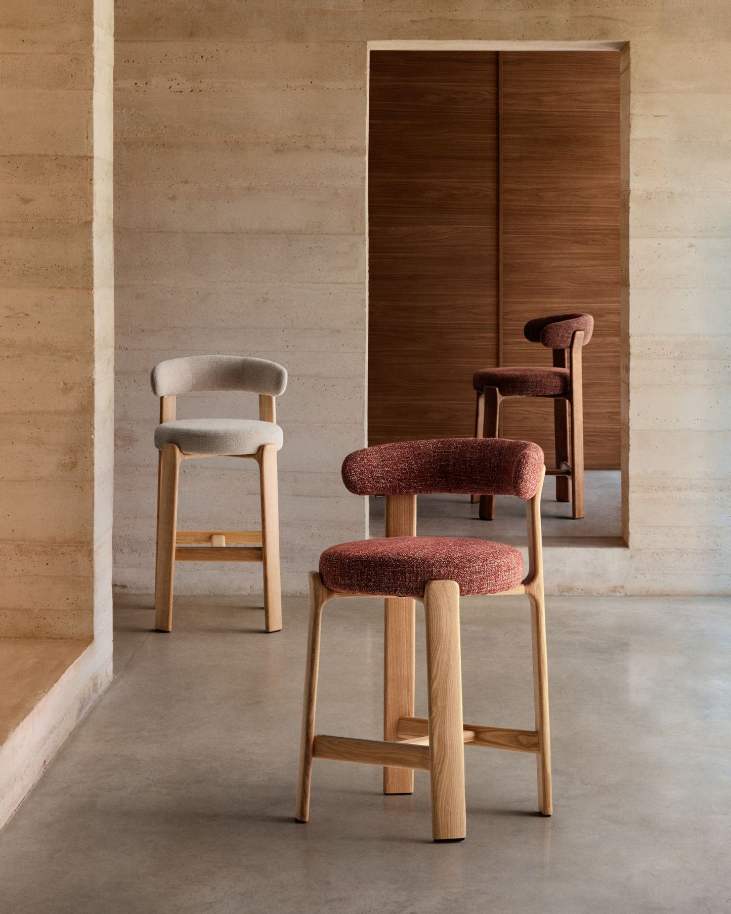 Kave Home Granite barkruk H65 chenille Groen/walnoot