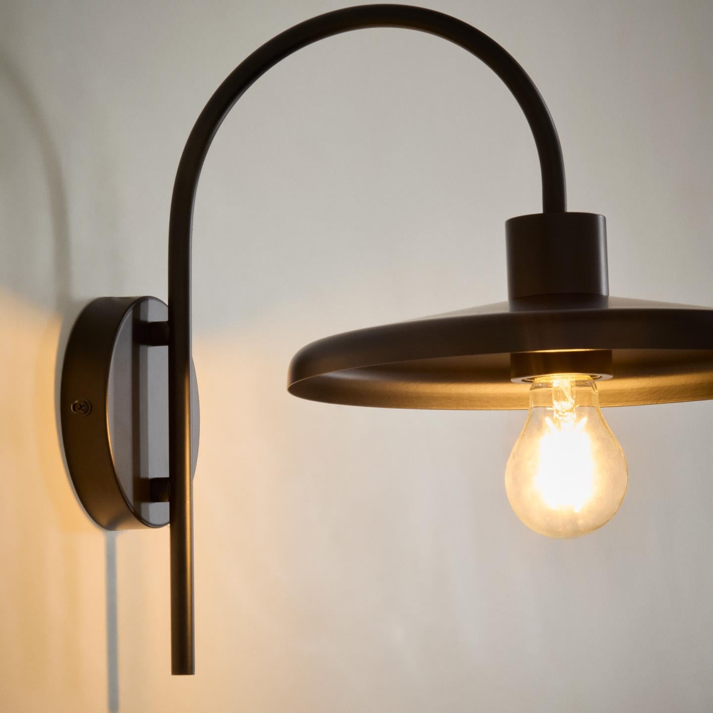 Kave Home Nuvira wandlamp metaal Zwart