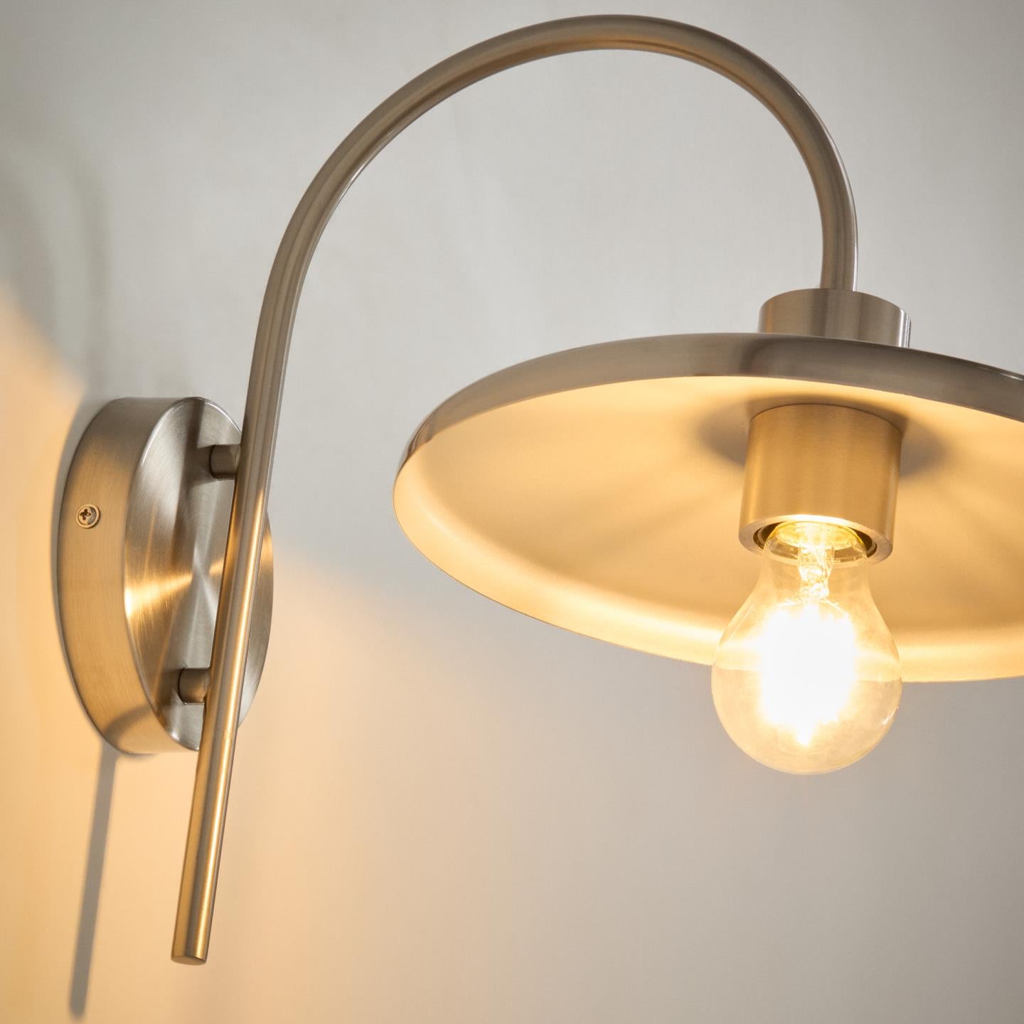 Kave Home Nuvira wandlamp metaal geborsteld Lichtgrijs