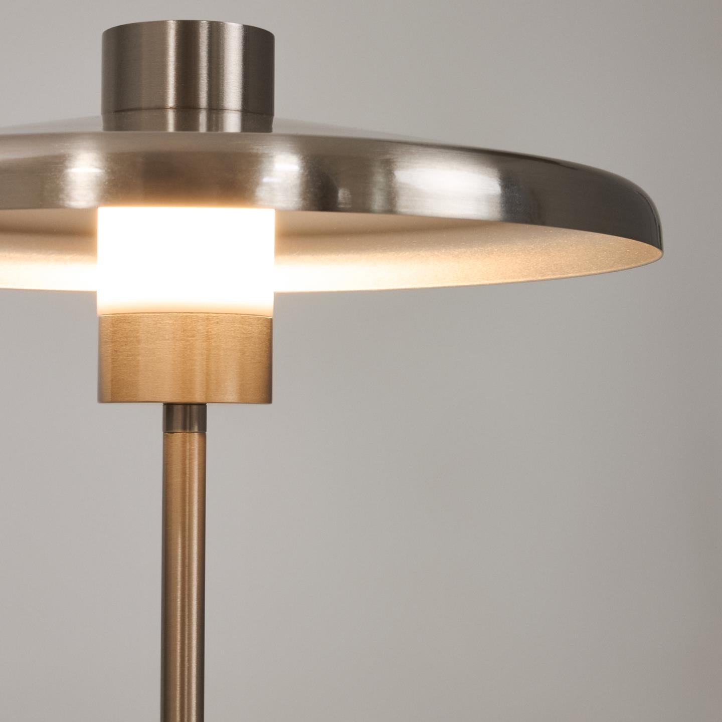 Kave Home Nuvira tafellamp metaal geborsteld Lichtgrijs