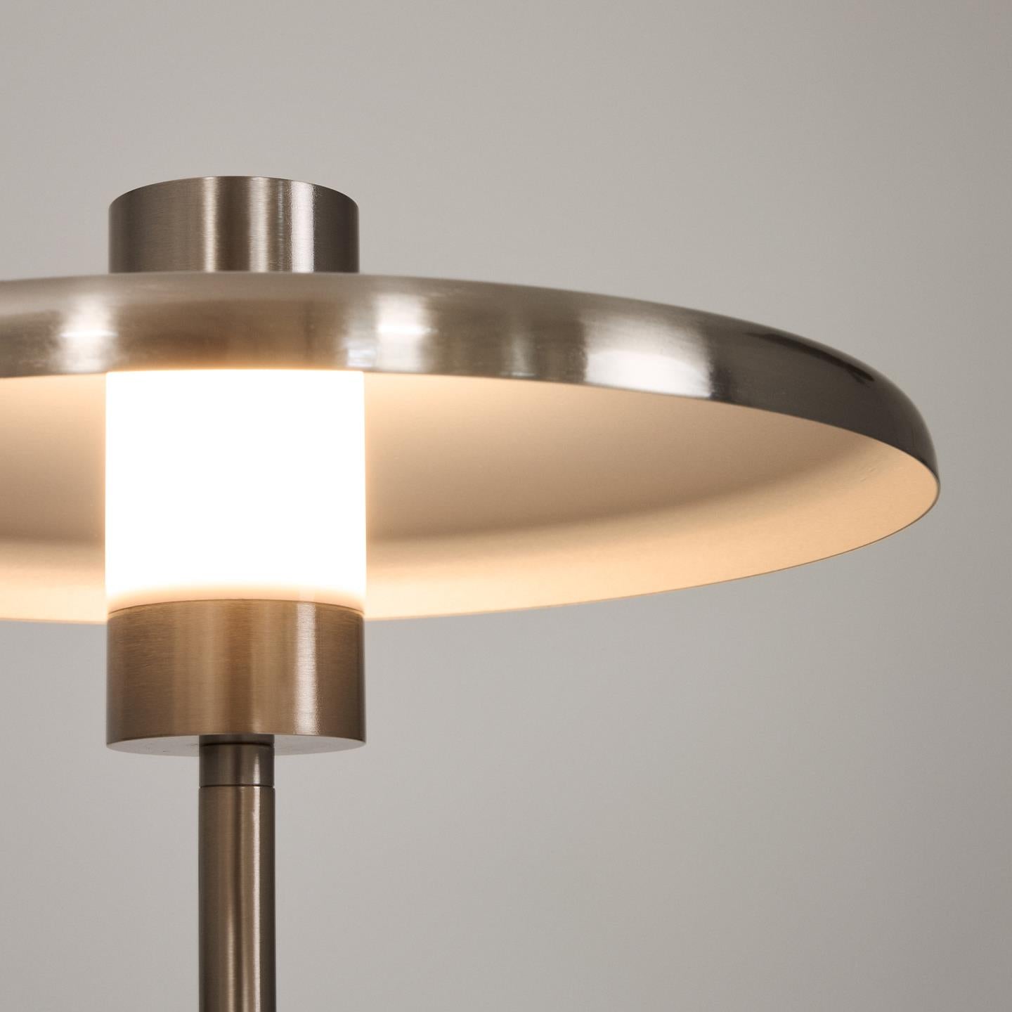 Kave Home Nuvira vloerlamp metaal geborsteld Lichtgrijs