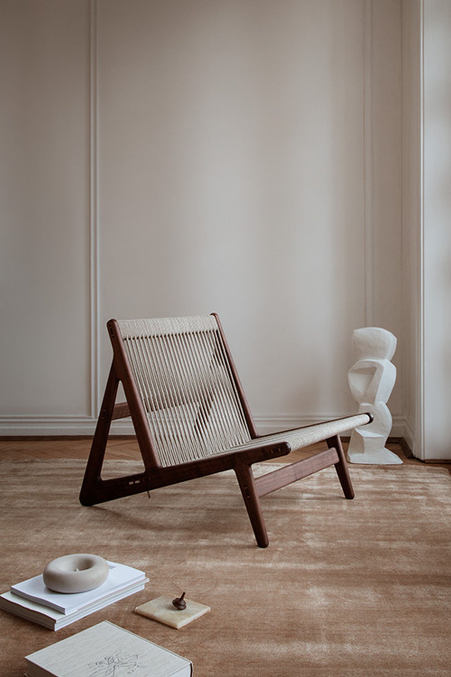 Gubi MR01 loungestoel geolied walnoot