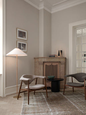 Gubi Masculo fauteuil walnoothout zwart leer