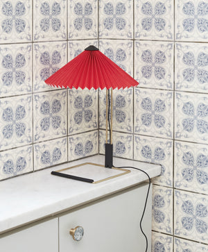 HAY Matin 300 tafellamp Bright Red/Brass