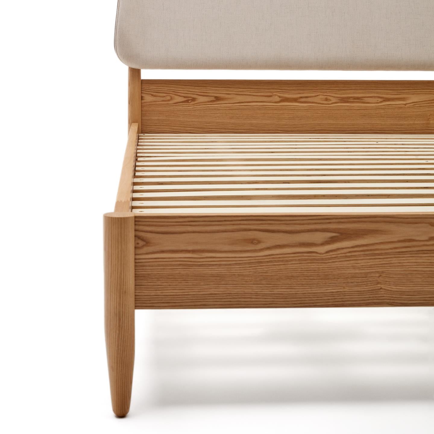 Kave Home Octavia bed met gestoffeerd hoofdbord Wit