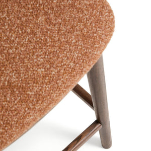 Kave Home Ciselia barkruk H65 dik chenille Terra poot donker hout