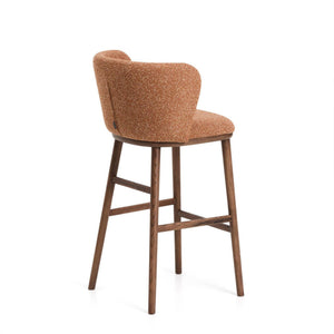 Kave Home Ciselia barkruk H75 dik chenille Terra poot donker hout