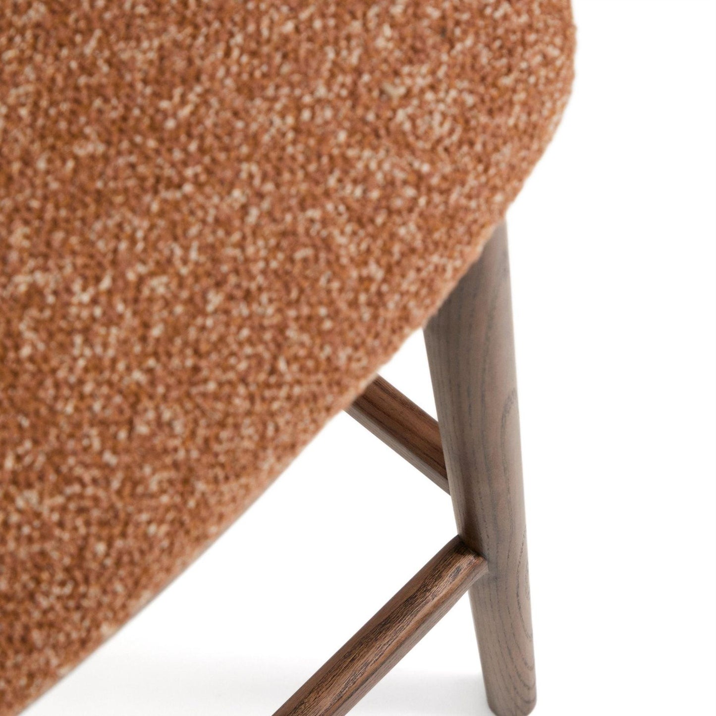 Kave Home Ciselia barkruk H75 dik chenille Terra poot donker hout