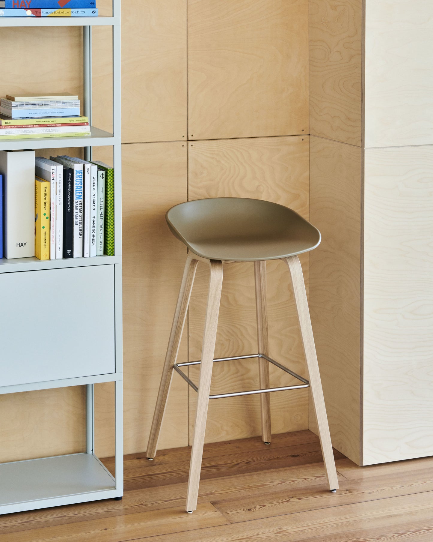 HAY About a Stool AAS 32 barkruk H65 walnoot Melange Cream 2.0