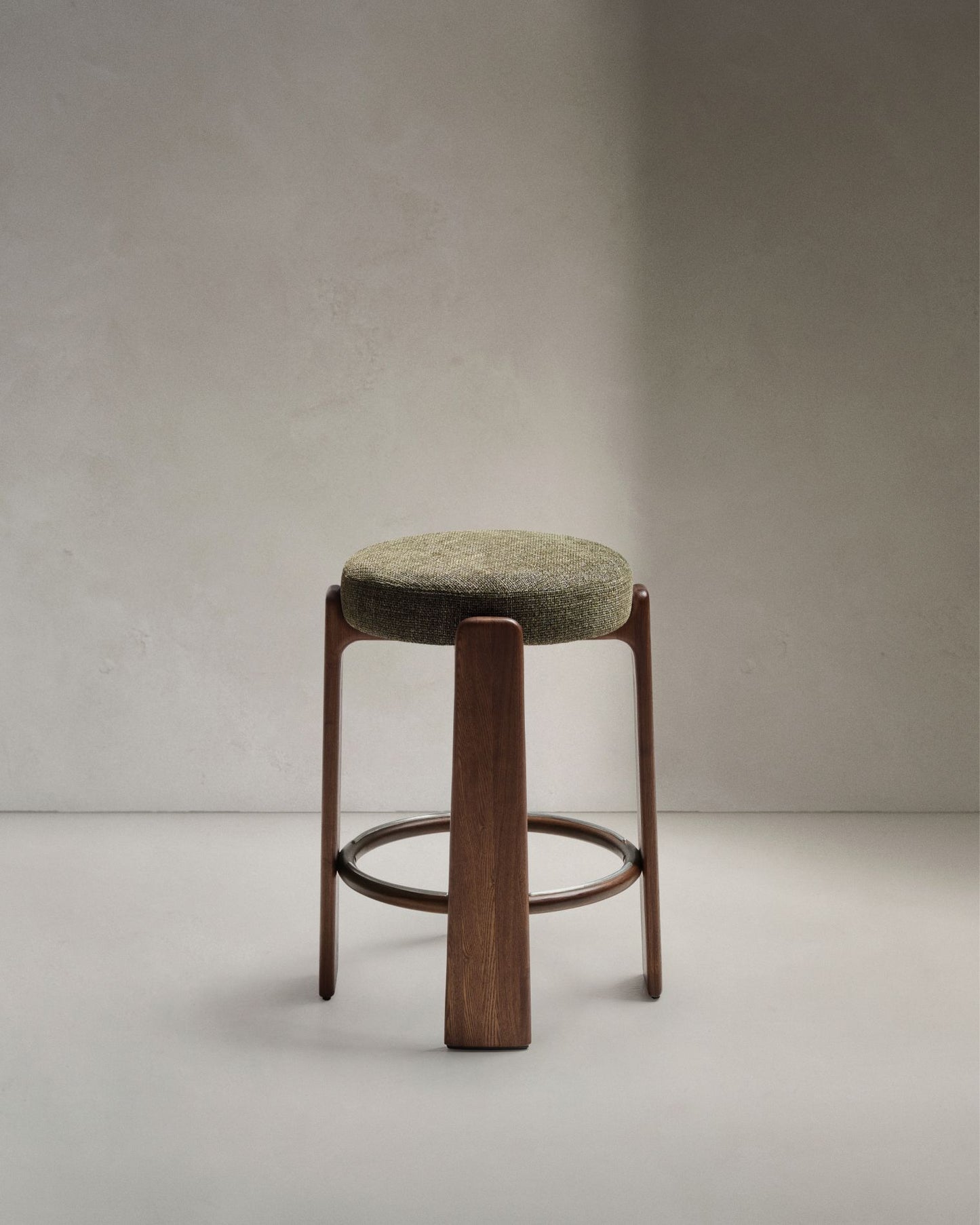 Kave Home Granite barkruk H65 zonder rugleuning chenille Groen/walnoot