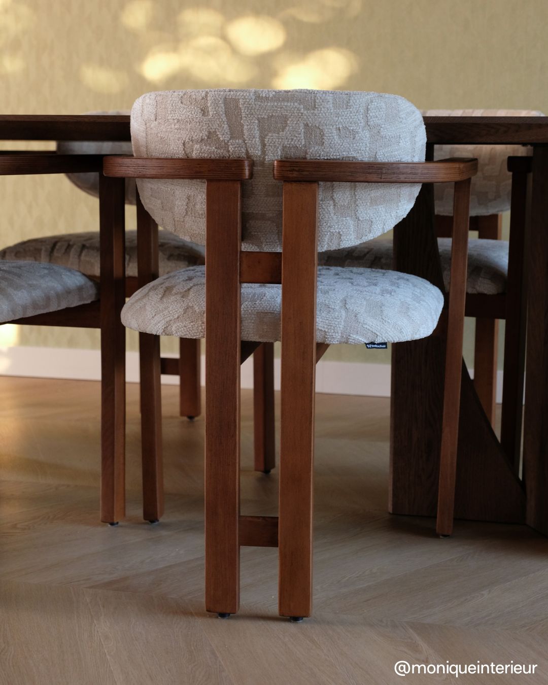 HelloChair HC107 Ingje eetkamerstoel Coffee Ash Coco Shell