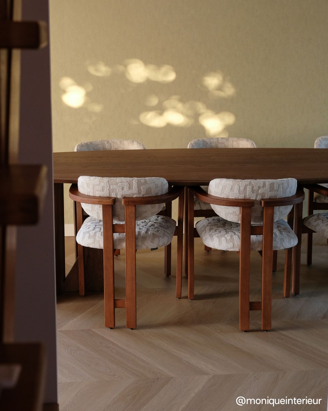 HelloChair HC107 Ingje eetkamerstoel Coffee Ash Coco Shell