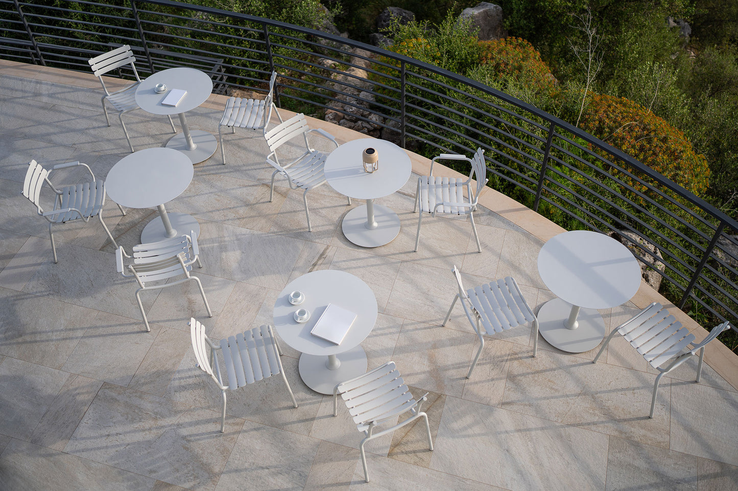 Houe Pico tuintafel Ø74 cm Muted White rond onderstel