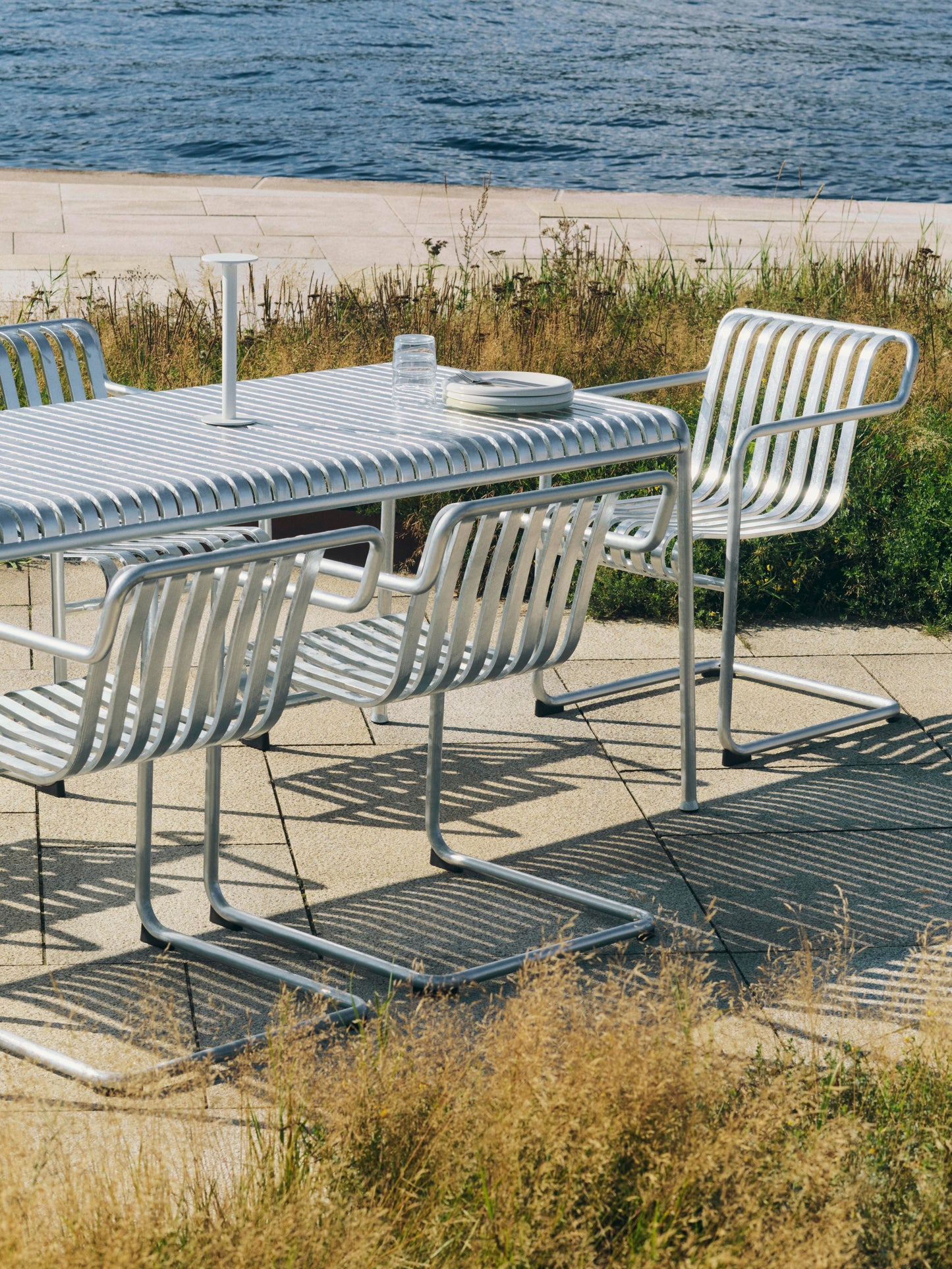 HAY Palissade Cantilever Dining tuinstoel met arm Hot Galvanised