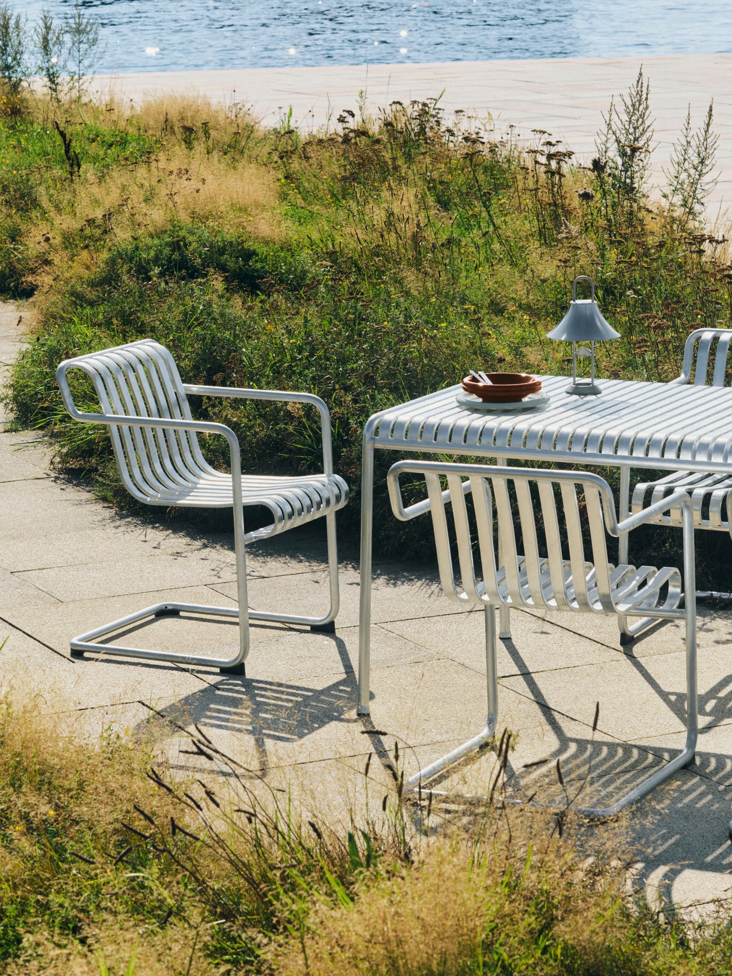 HAY Palissade Cantilever Dining tuinstoel met arm Hot Galvanised