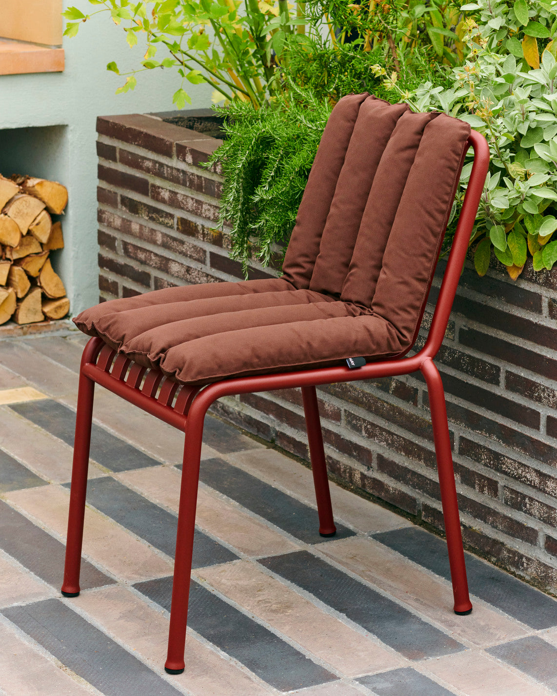 HAY Palissade soft quilted tuinstoel kussen iron red