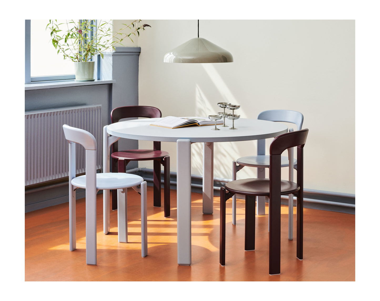 HAY Rey eettafel Ø128 cm Slate Blue met Gull laminaat blad