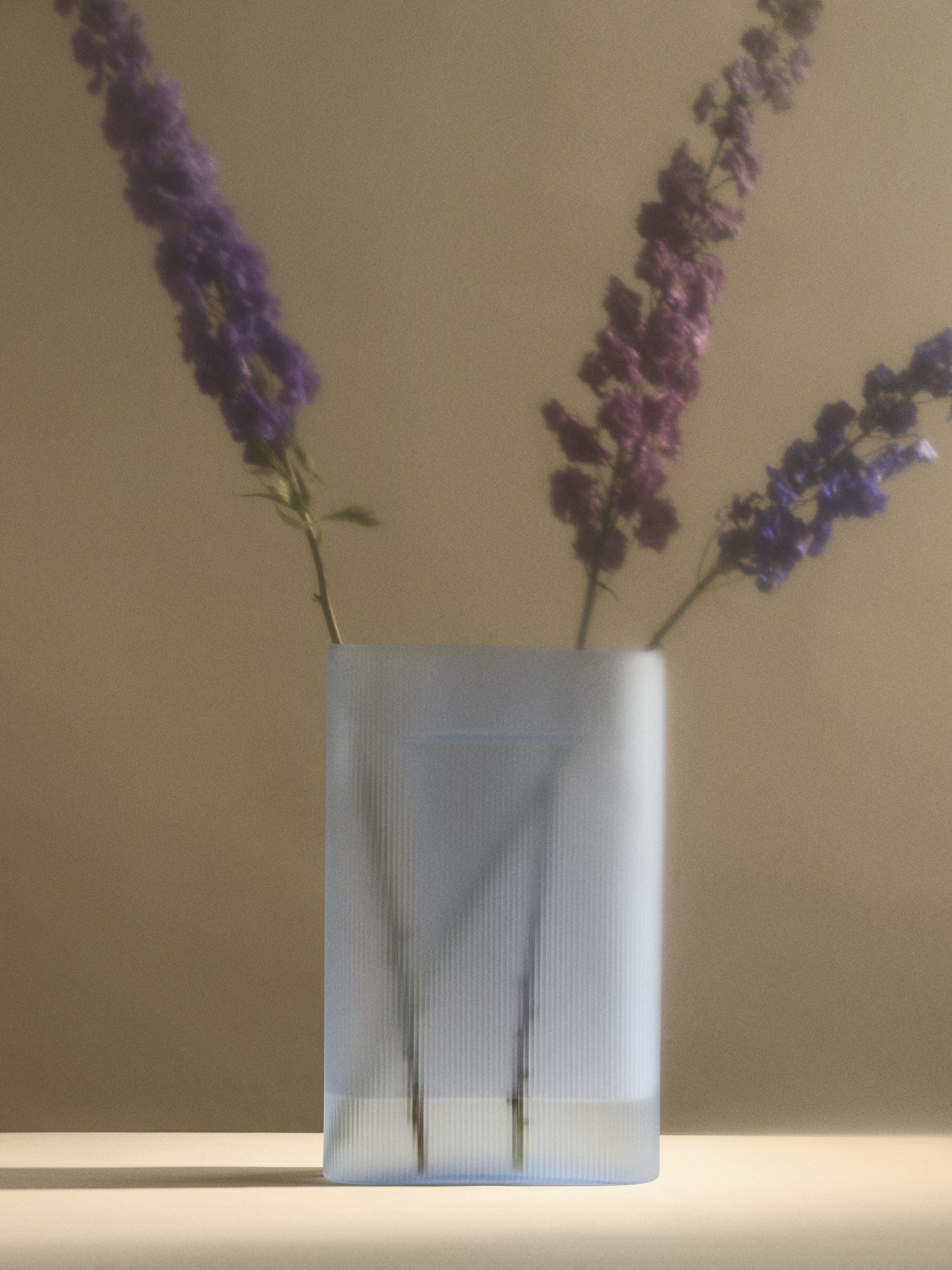 Muuto Ridge Vaas h35 blauw frosted glass