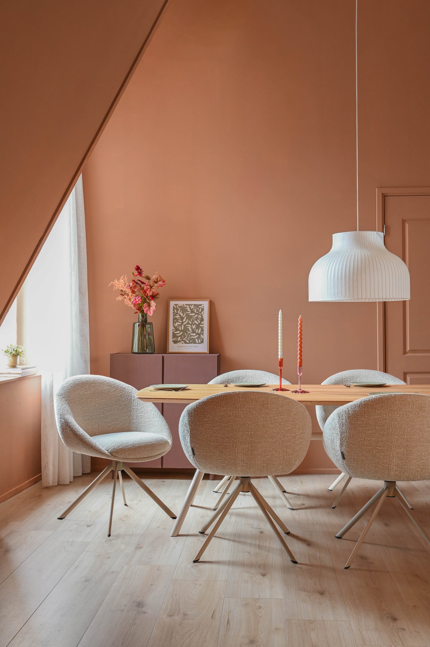 HelloChair HC18 Silven eetkamerstoel spinpoot zwart Amber Natural
