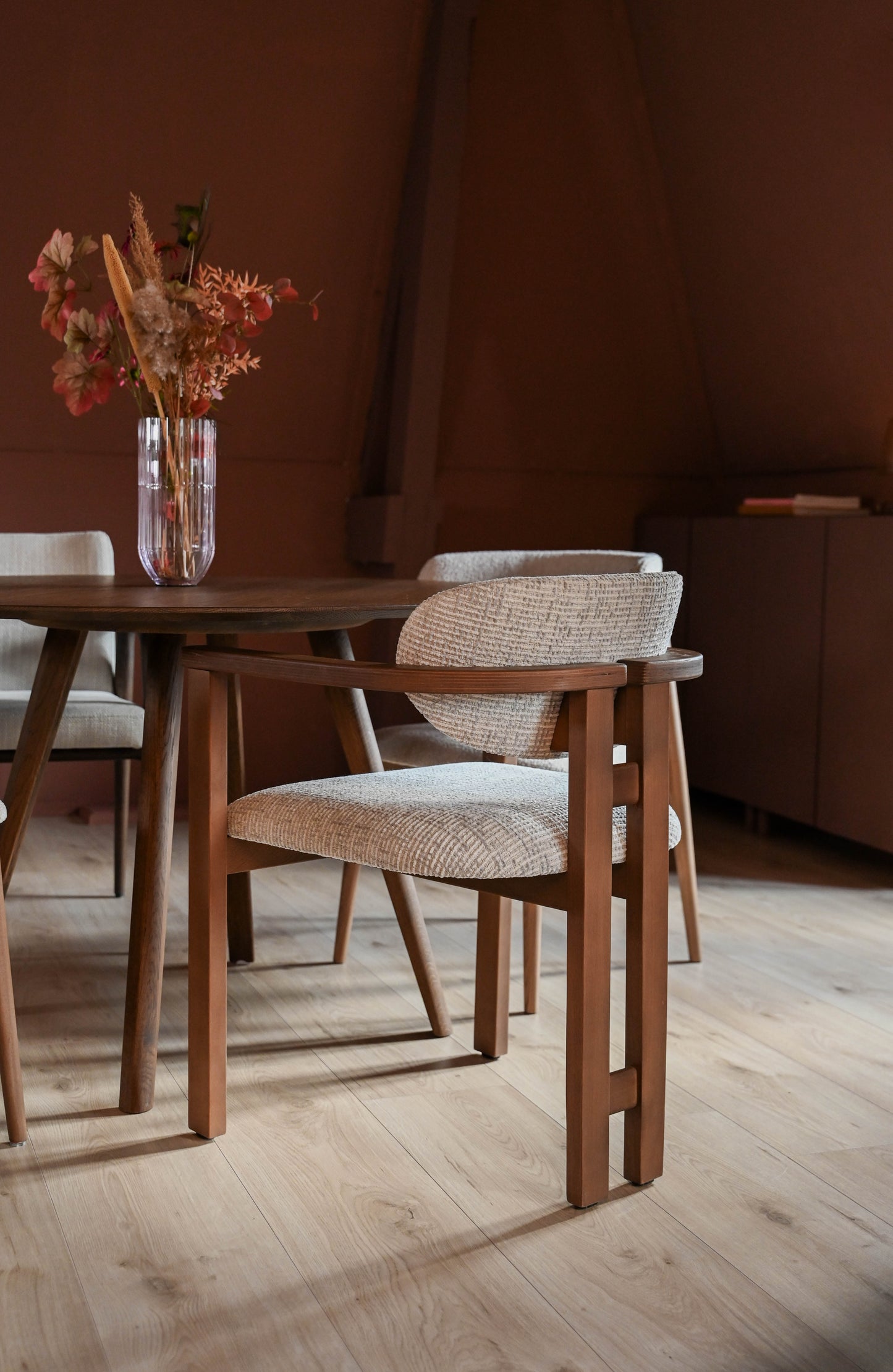 HelloChair HC107 Ingje eetkamerstoel Coffee Ash Coco Shell