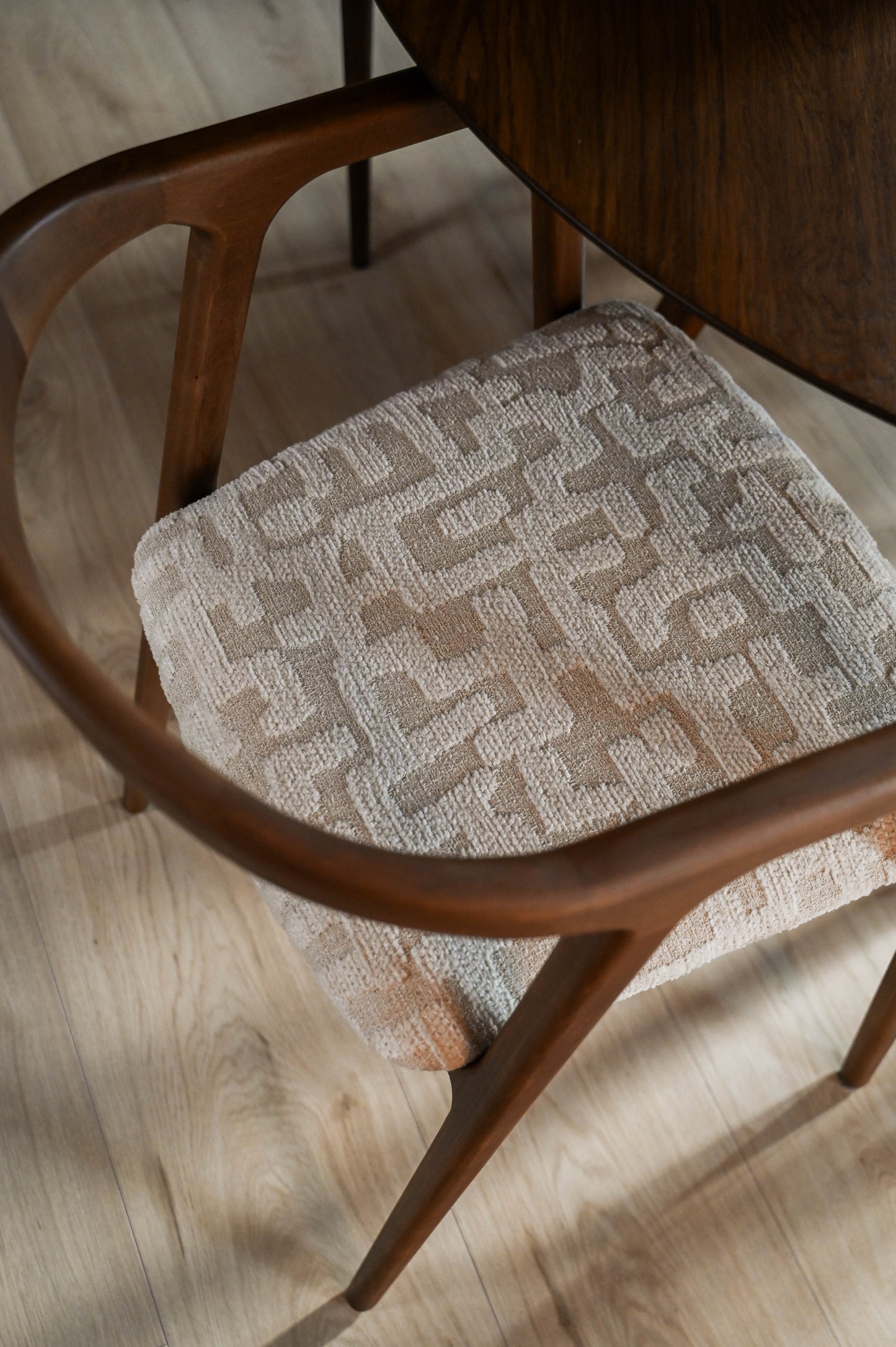 HelloChair HC116 Esby eetkamerstoel met arm beuken weatherd Rural Cream