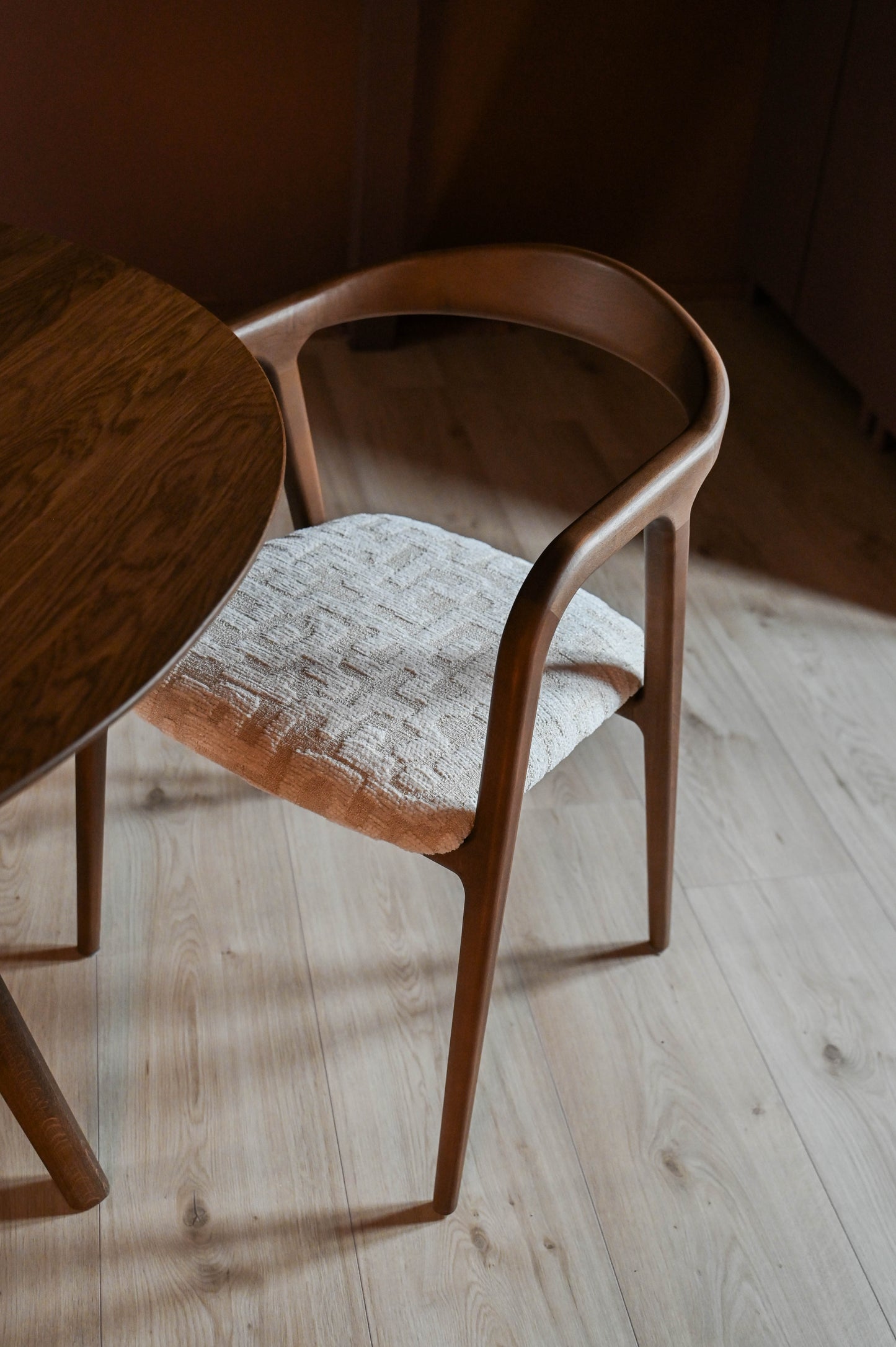 HelloChair HC116 Esby eetkamerstoel met arm beuken weatherd Rural Cream