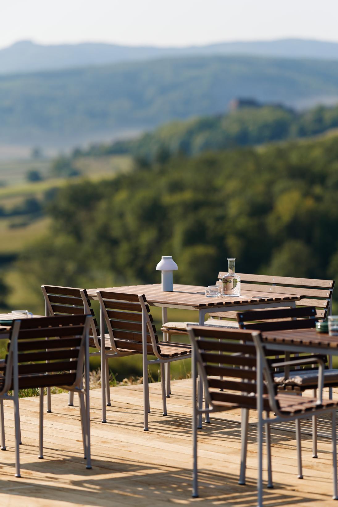 HAY Traverse tuinstoel met arm geolied essen