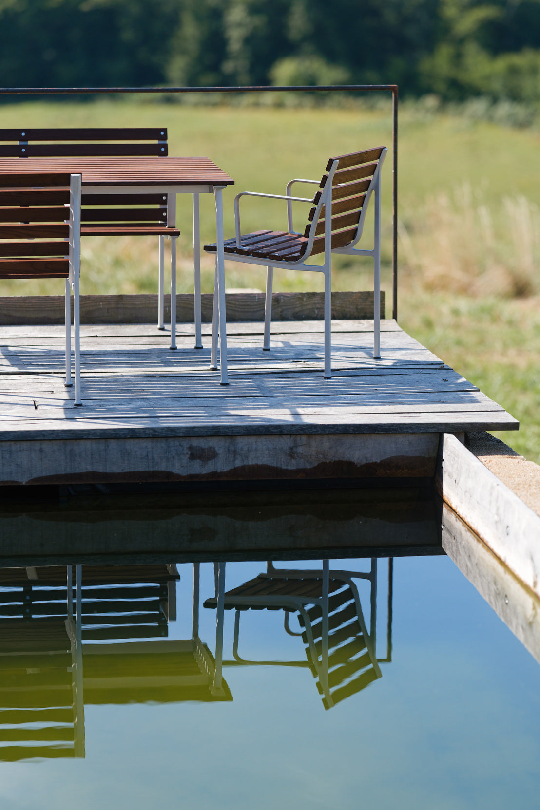 HAY Traverse tuinstoel met arm geolied essen