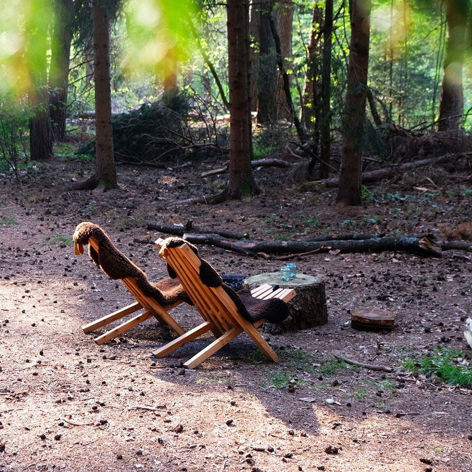 Weltevree Fieldchair Larch loungestoel met bruin schapenvacht