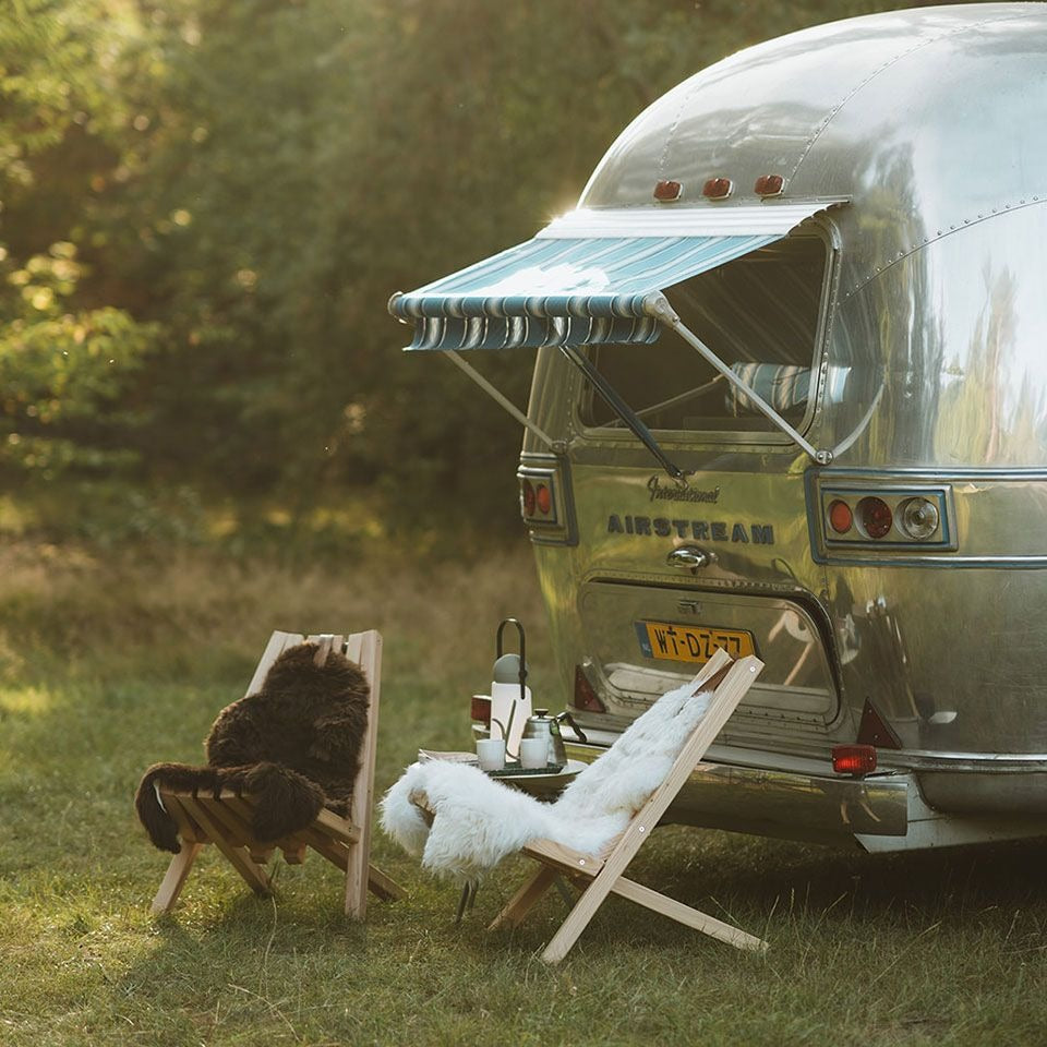 Weltevree Fieldchair Larch loungestoel met wit schapenvacht