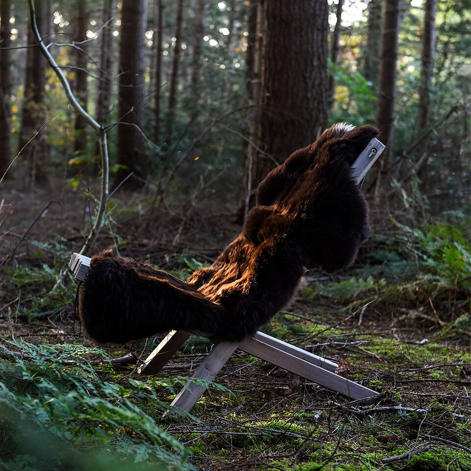 Weltevree Fieldchair Larch loungestoel met bruin schapenvacht