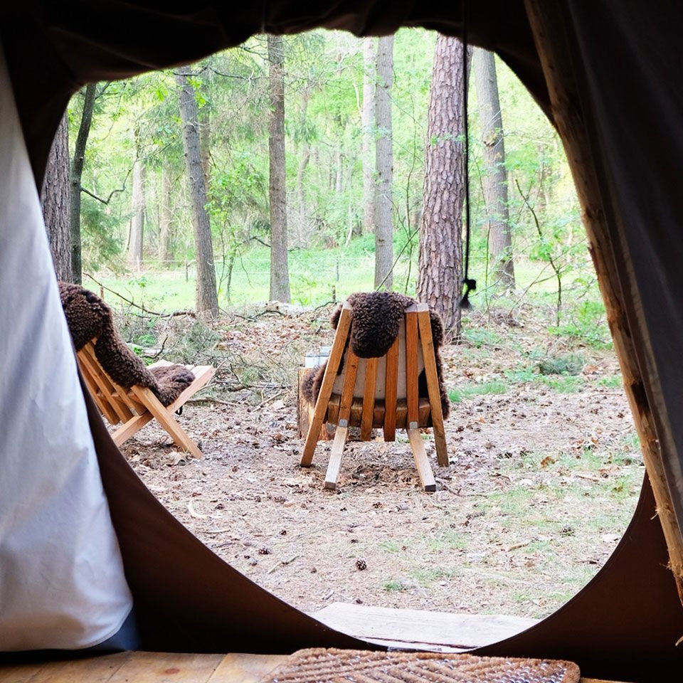Weltevree Fieldchair Larch loungestoel met bruin schapenvacht