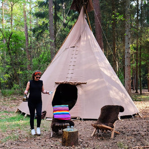 Weltevree Fieldchair Larch loungestoel met bruin schapenvacht
