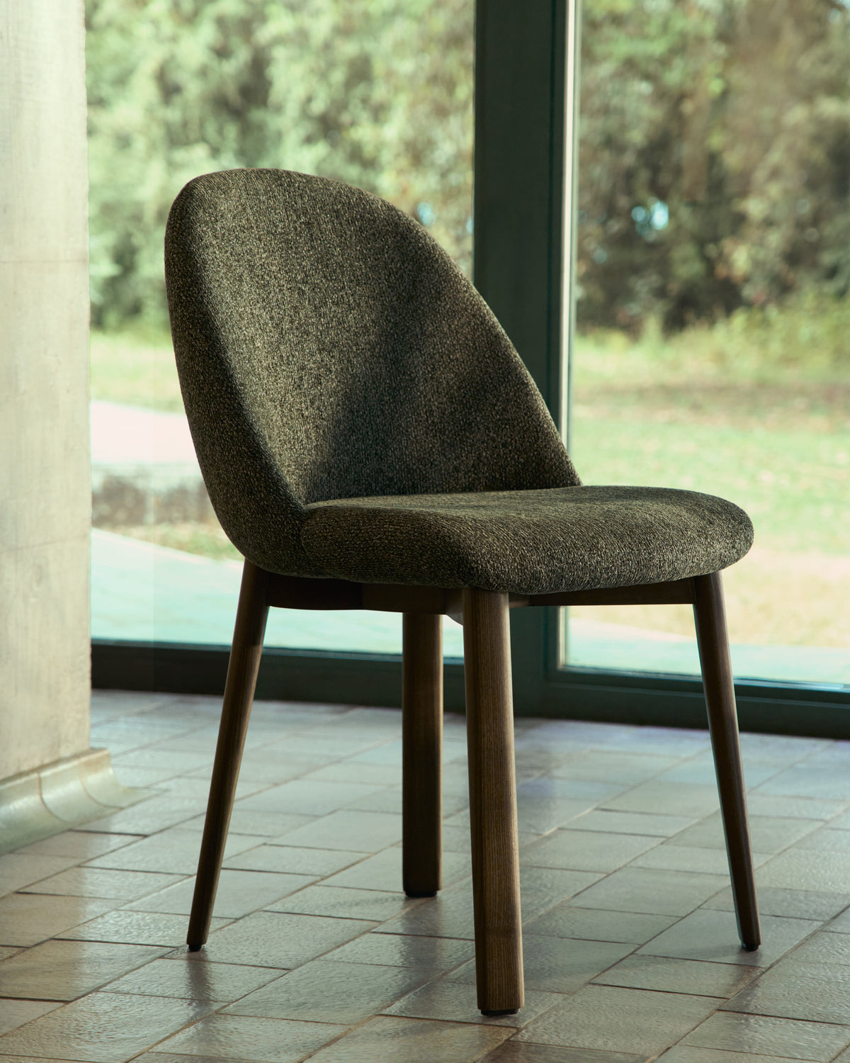 Kave Home Meila eetkamerstoel chenille Green donker hout