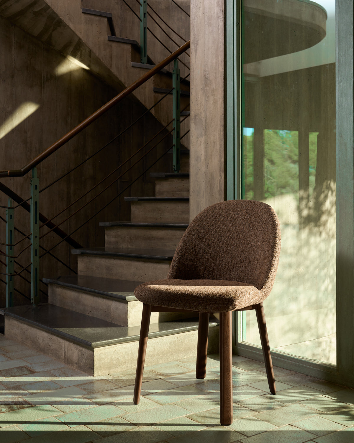 Kave Home Meila eetkamerstoel chenille Terracotta donker hout