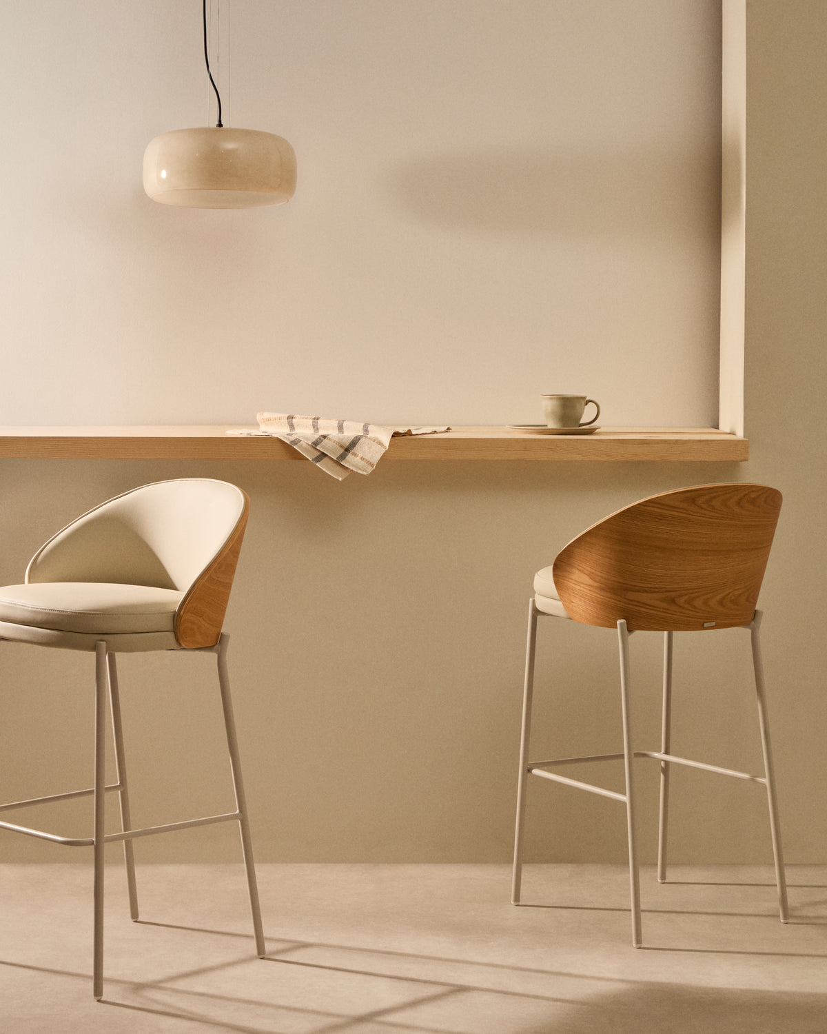 Kave Home Eamy barkruk H77 kunstleer White/Beige