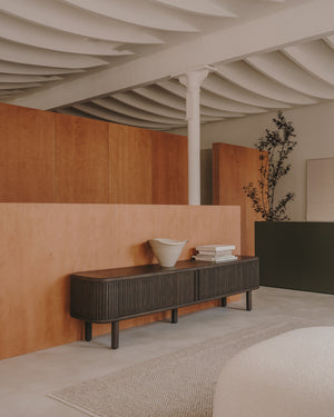 Kave Home Mailen tv-meubel met 2 deuren essen donkere afwerking 200 x 50 cm