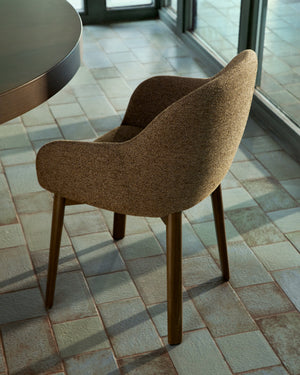 Kave Home Meila eetkamerstoel met arm chenille Terracotta donker hout