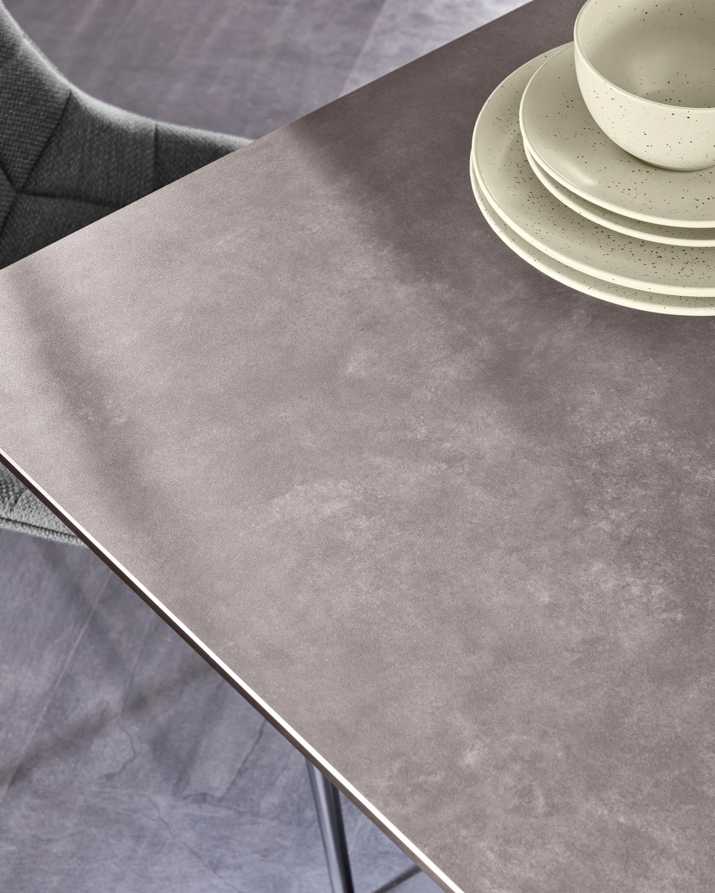 Kave Home Atminda eettafel uitschuifbaar rechthoek 160x90 cm Grey/Black