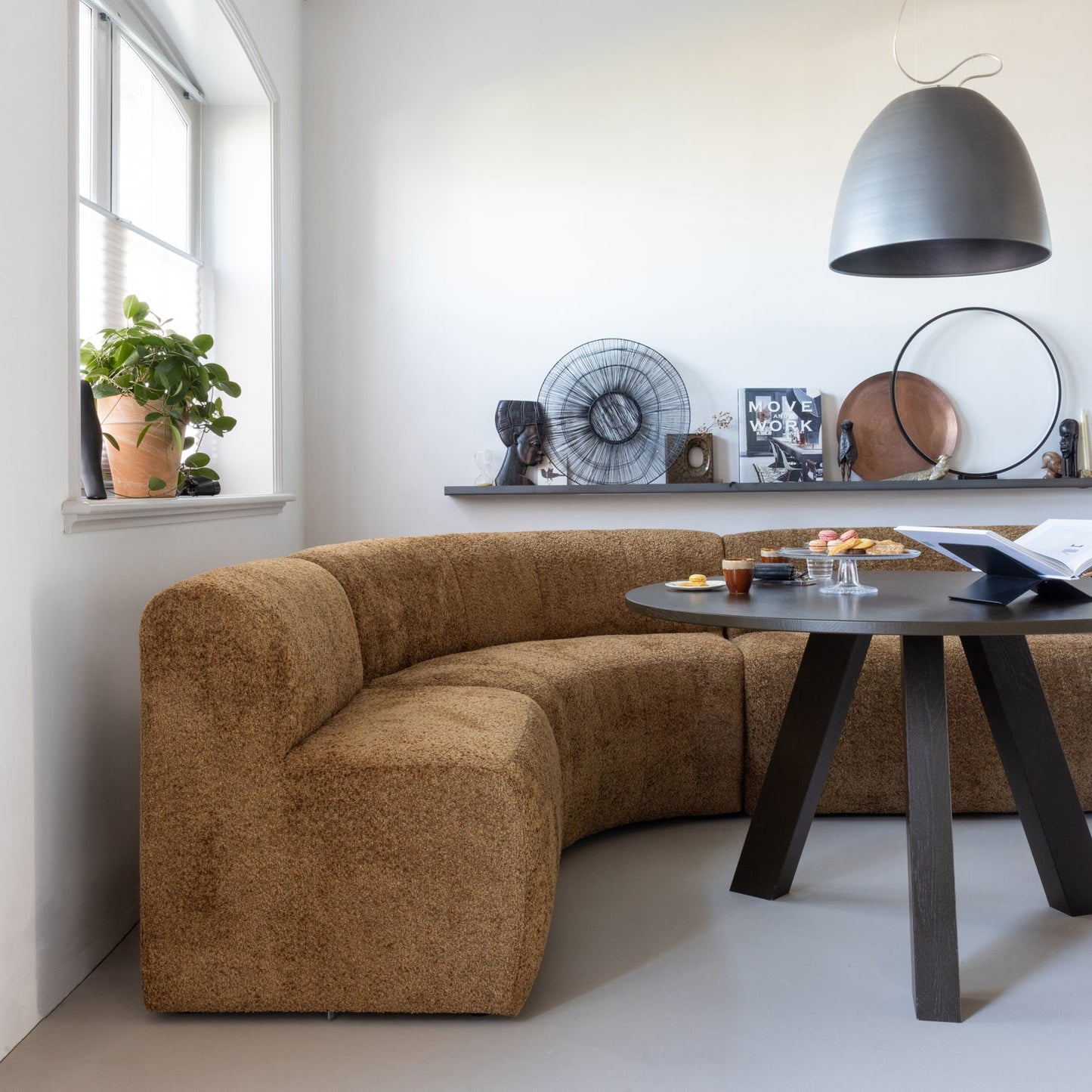 WOOOD Mojo Base eetbank halfronde hoek rugleuning wollig Honinggeel