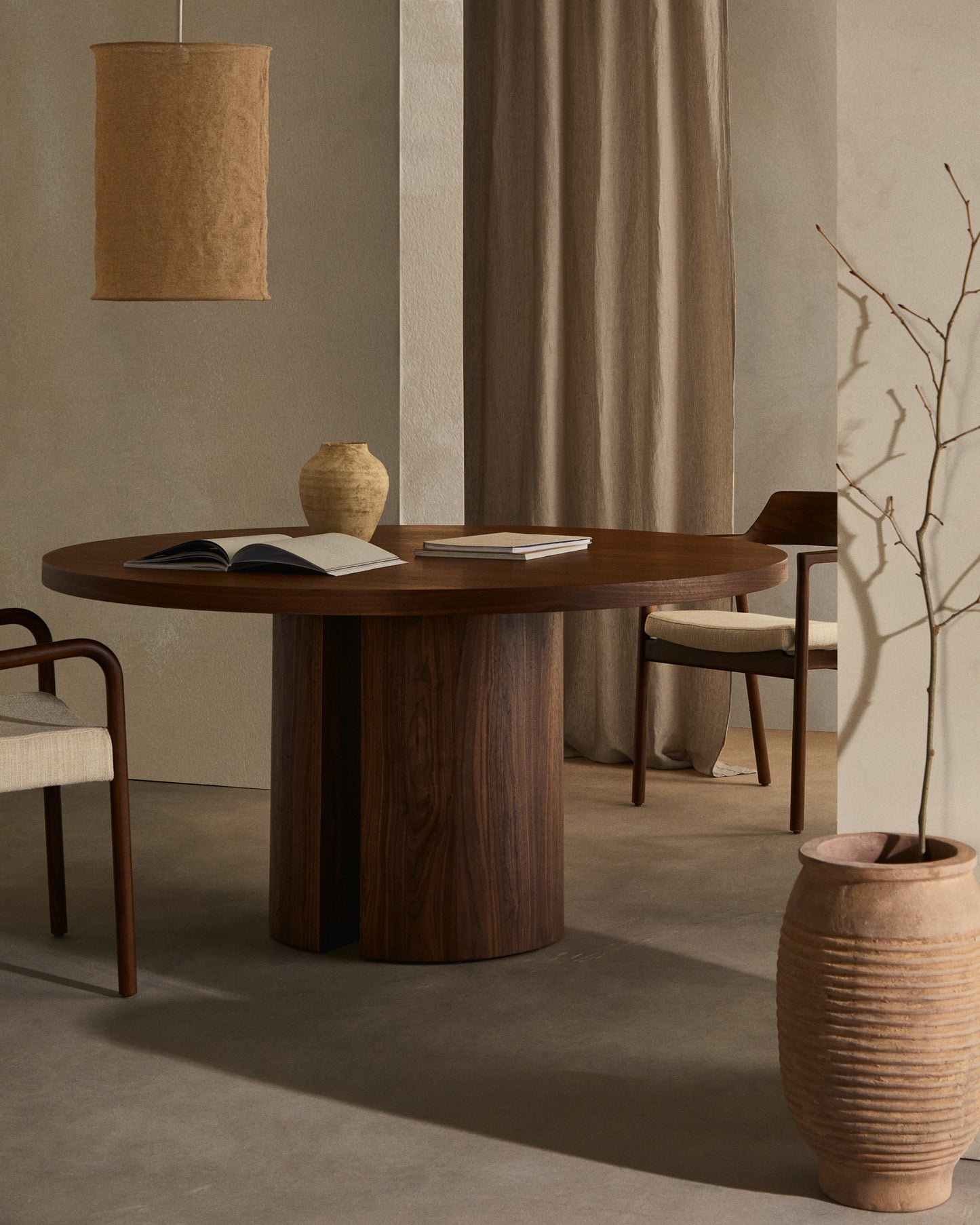 Kave Home Nealy eettafel Ø150 cm Walnoot