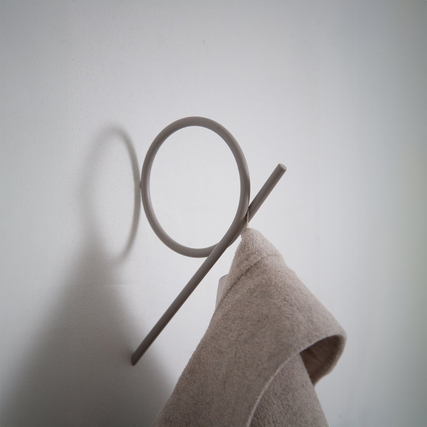 Spinder Design Tuba Large wandhaak Silky Taupe